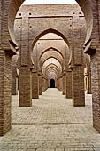 Marocco meridionale - La moschea di Tinmal, a 100 km da Marrakech. Archi a ferro di cavallo della sala della preghiera. 